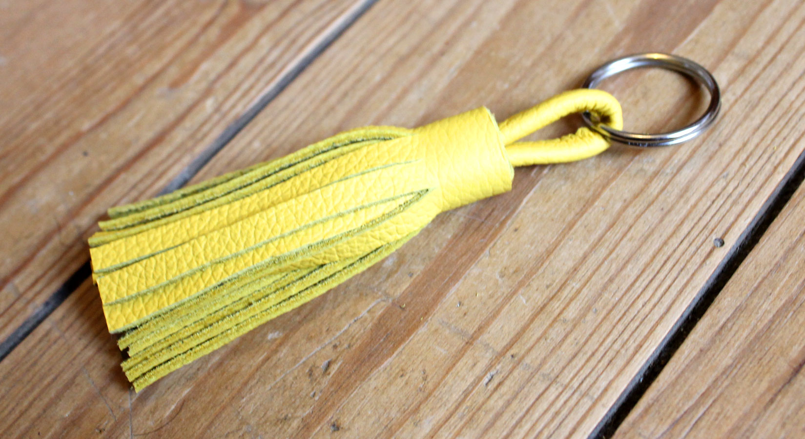 porte clés en cuir jaune